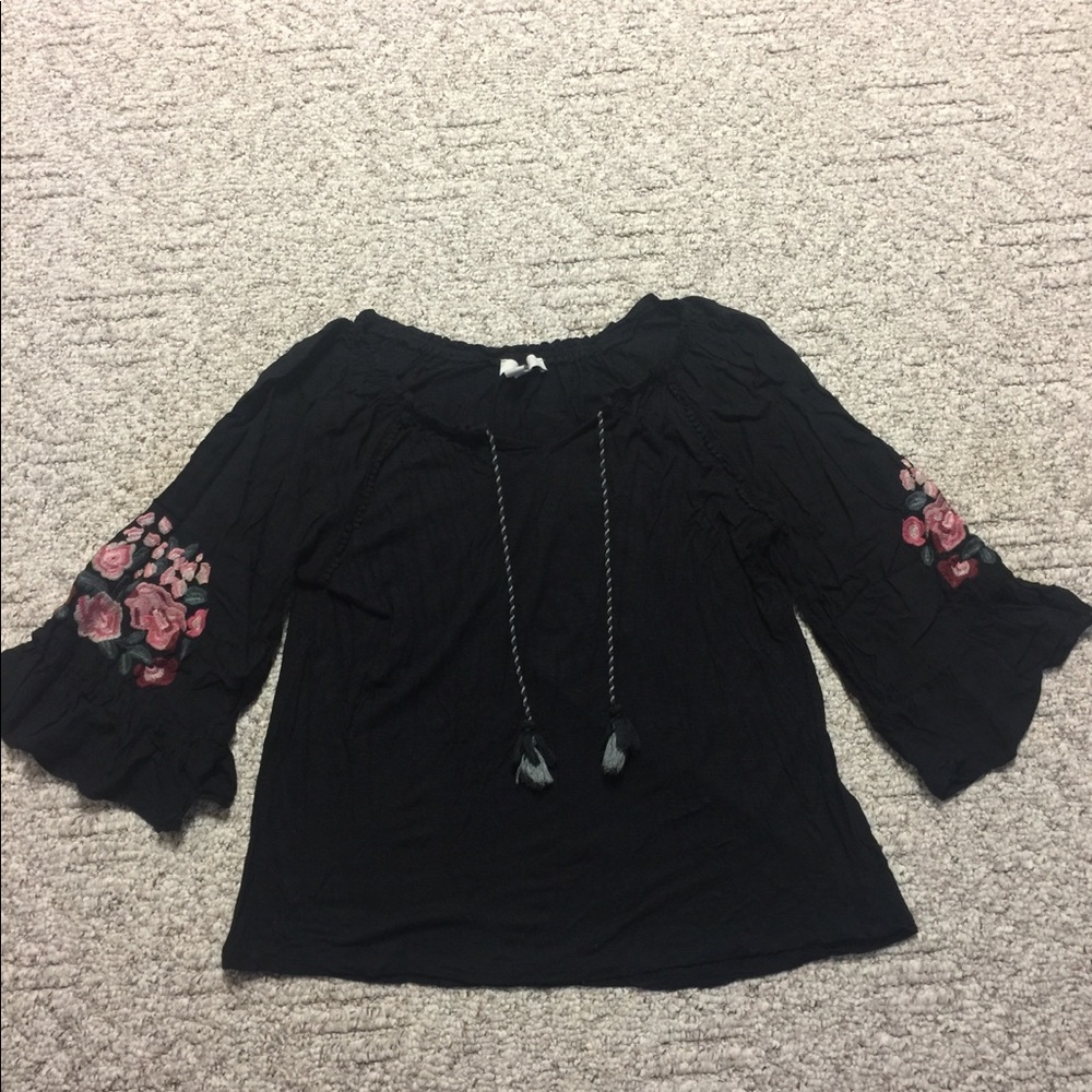 Black blouse with flowered sleeves!!